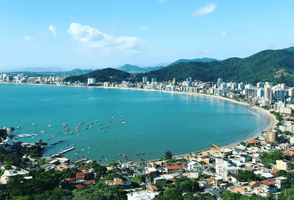 Imagem da Orla de Itapema com vista direta do Mirante do Ecanto, localizado no Morro do Cabeço. Foto - Arthur Brokeript