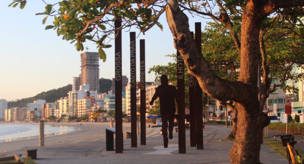 Homem andando pela area Beira Mar de Itapema. Como o turismo ecológico tem crescido em Itapema