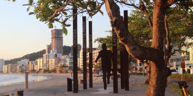 Homem andando pela area Beira Mar de Itapema. Como o turismo ecológico tem crescido em Itapema